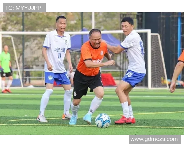 球星手握专属球鞋与足球展现独特风采塑造赛场传奇