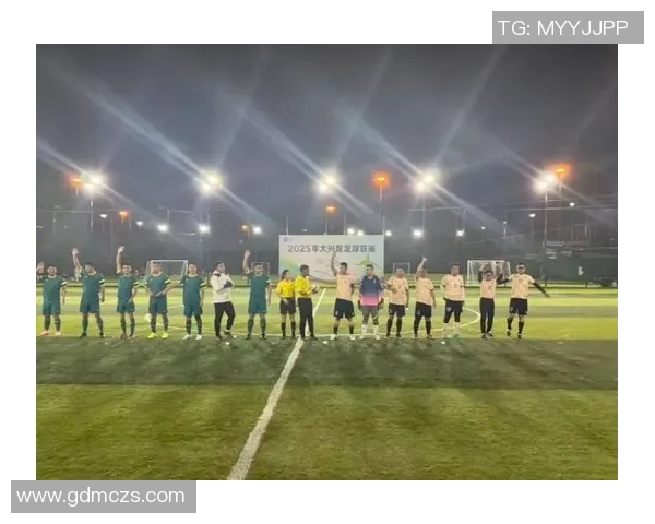 足球巨星汇聚一堂璀璨晚宴星光熠熠展现绿茵场外风采