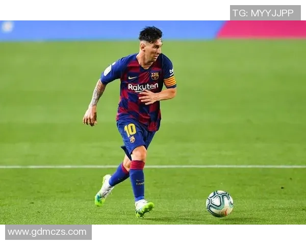 足球明星瞬间集锦 精彩镜头回顾球场传奇与辉煌时刻