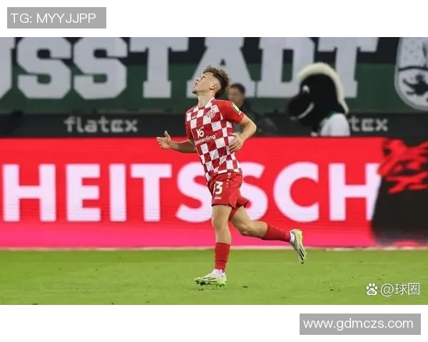 足球球星化身路人现身街头引发围观惊喜瞬间揭秘幕后故事