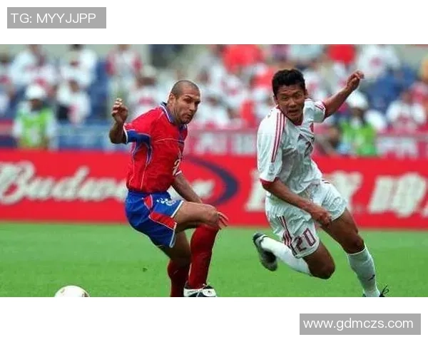 中国足球传奇巨星的崛起与荣耀：他如何成为国内足坛最强象征