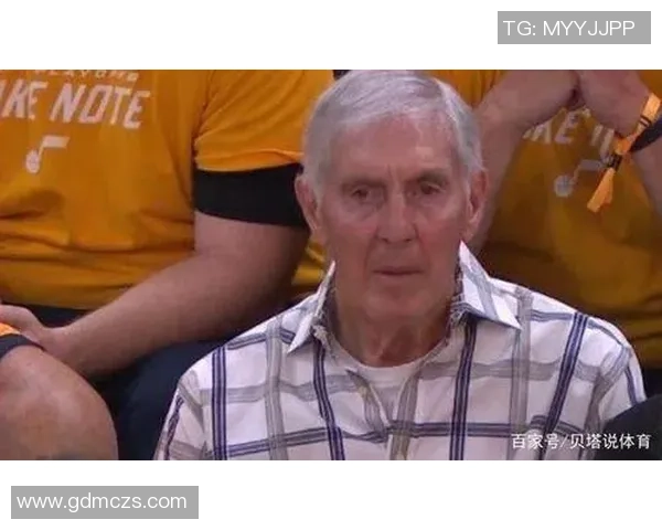 足球巨星赛后食堂亲民一幕大口吃面引球迷热议 足球巨星赛后食堂亲民一幕大口吃面引球迷热议